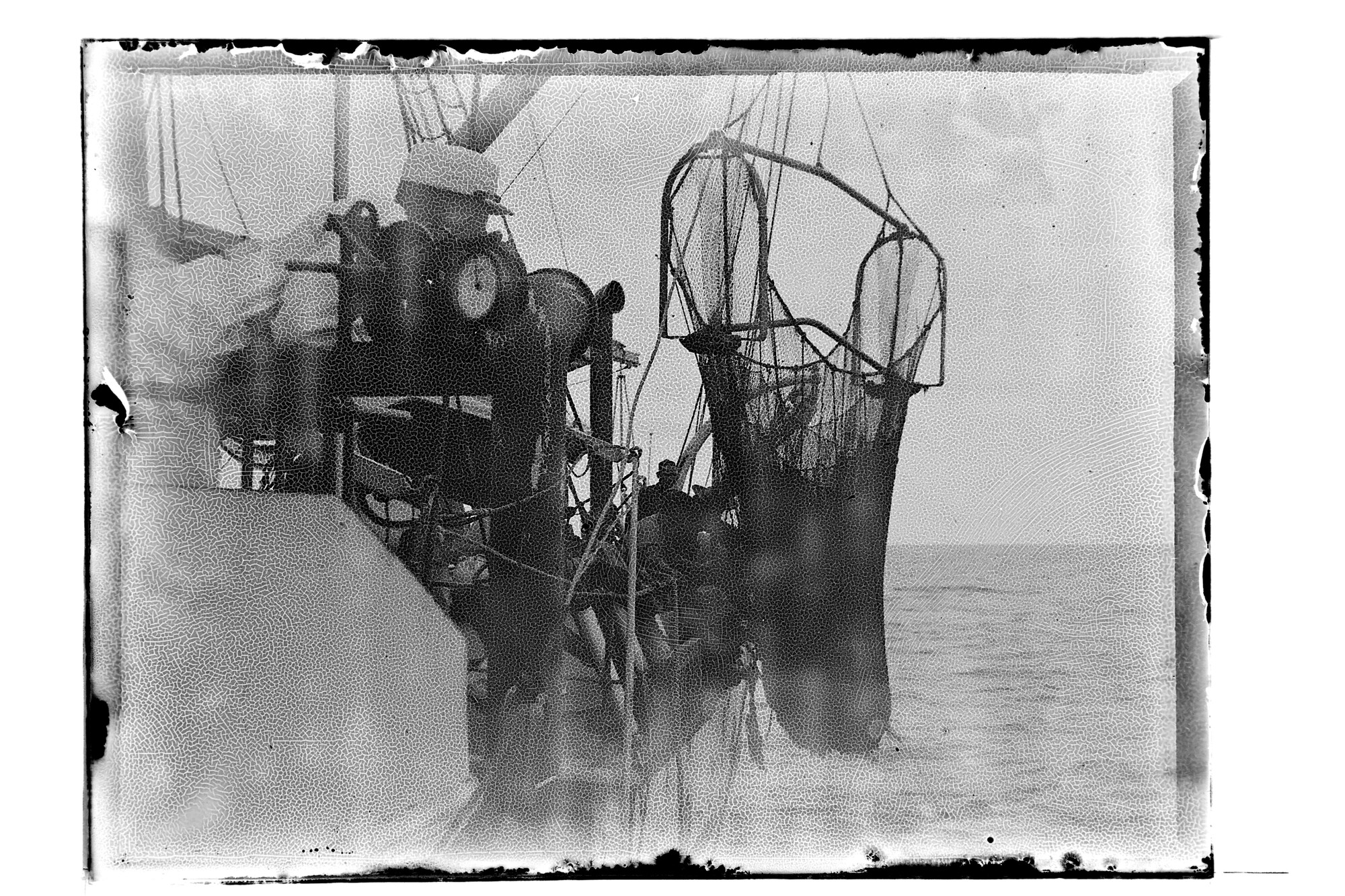 S.3319(070)a; Binnenhalen van een diepzeekor aan boord van de 'Siboga'; negatief