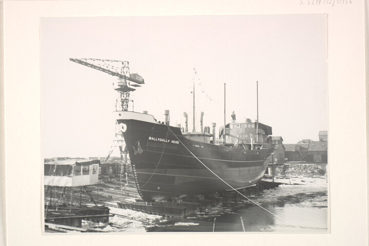 S.5219(12)0156; Het Ierse vrachtschip ms. Balleygalley Head vlak voor de doop en [...]; foto