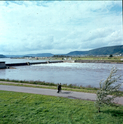 S.9100(3645); Dia van de rivier de Moezel; diapositief