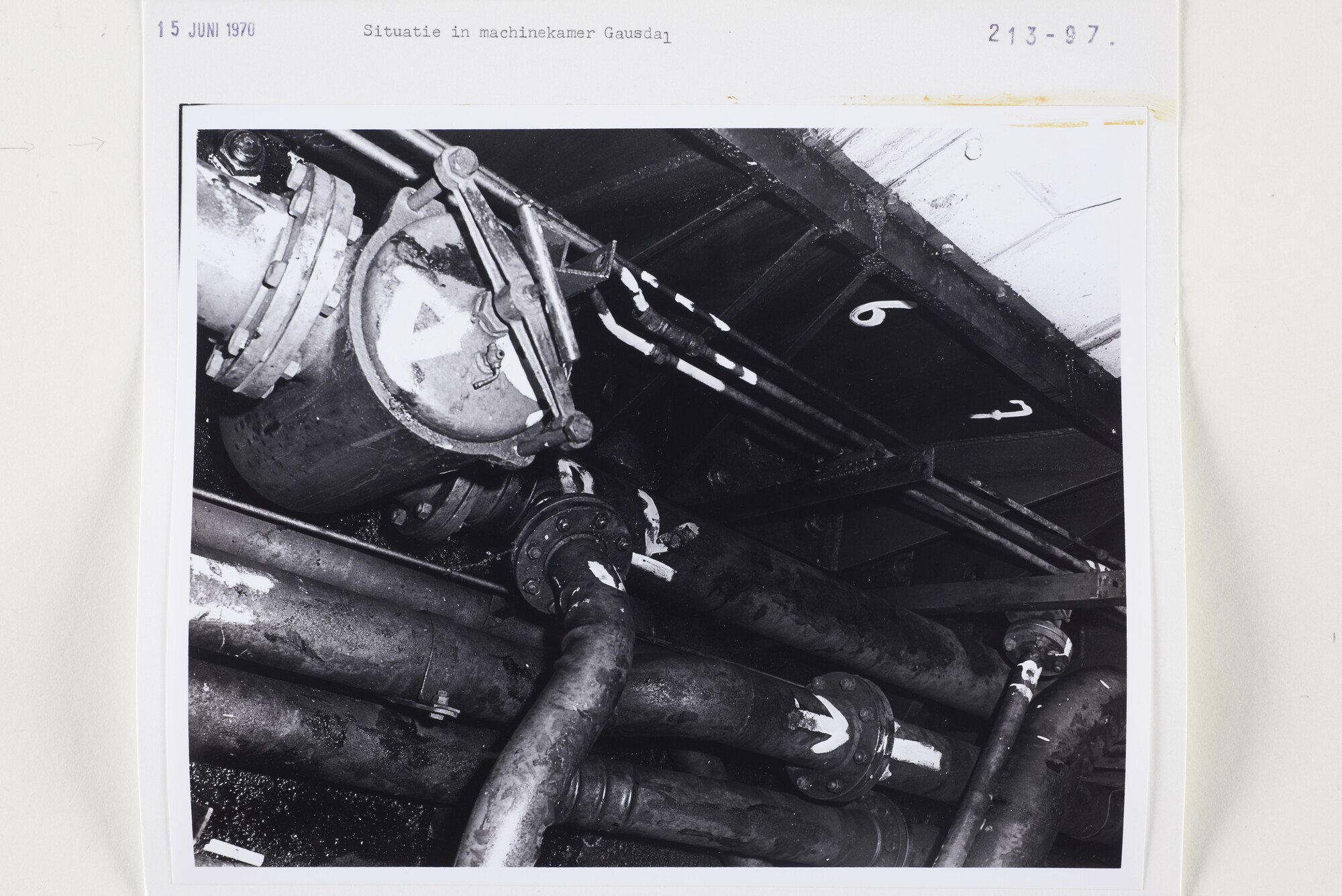 S.5444(5132)4; Situatiefoto van de toestand in de motorkamer van de Gausdal; foto