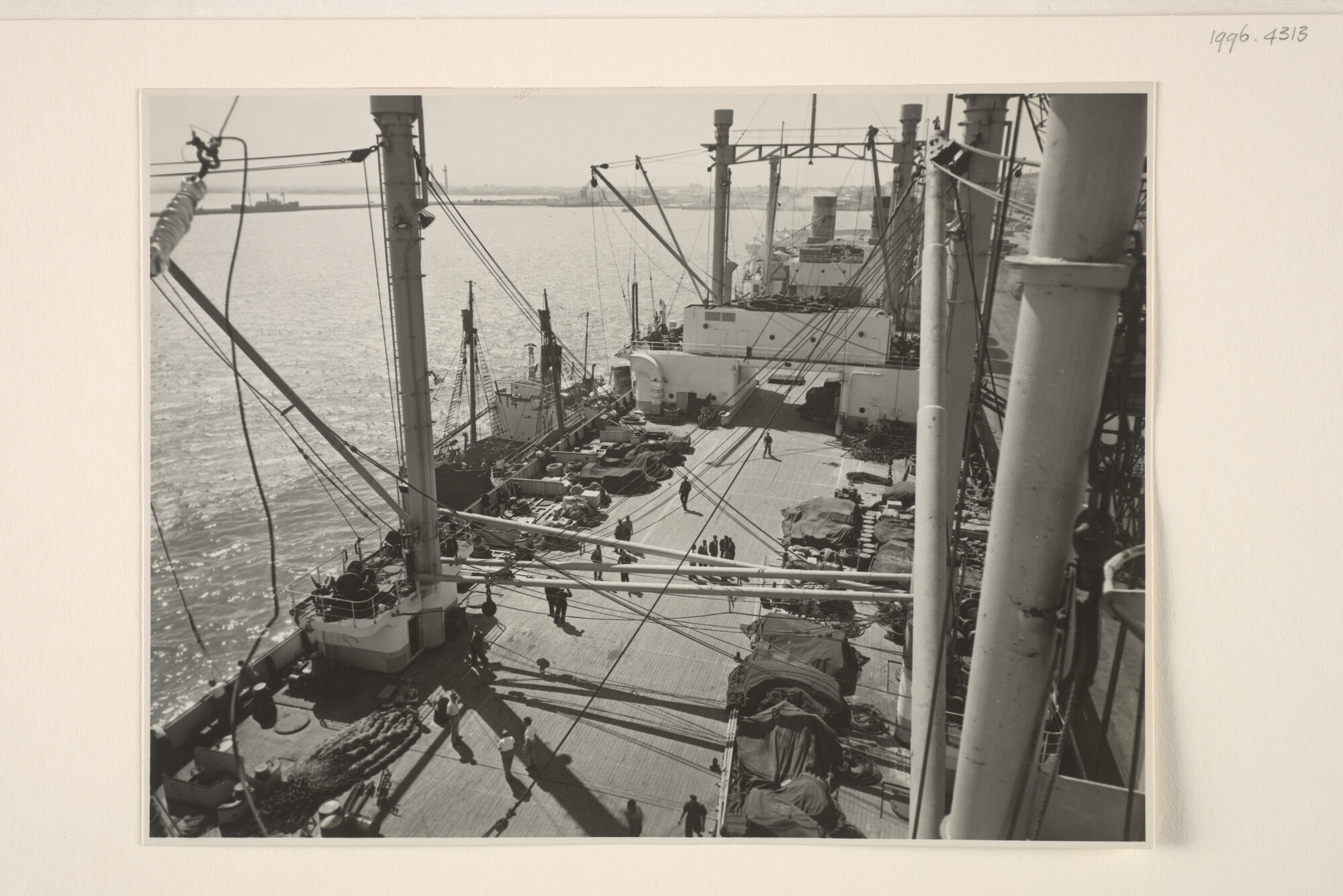 1996.4313; Gezicht op een van de dekken van het walvismoederschip ms. Willem Barendsz (II), terwijl het schip ligt afgemeerd in de haven van Kaapstad; foto