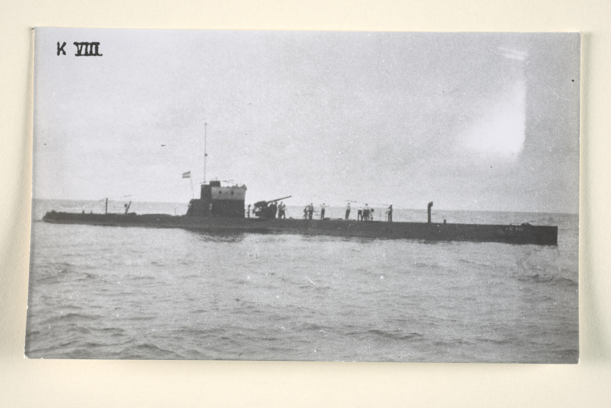 1994.7374; De onderzeeboot Hr.Ms. 'K VIII', vermoedelijk varende in Indische wateren; foto