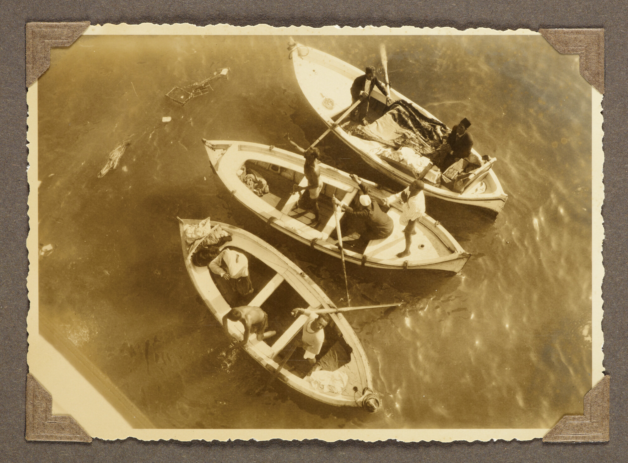 S.5548(091); Persoonlijk album van J.D. van Schooten met foto's aan boord van het ss. Tjikini; fotoalbum