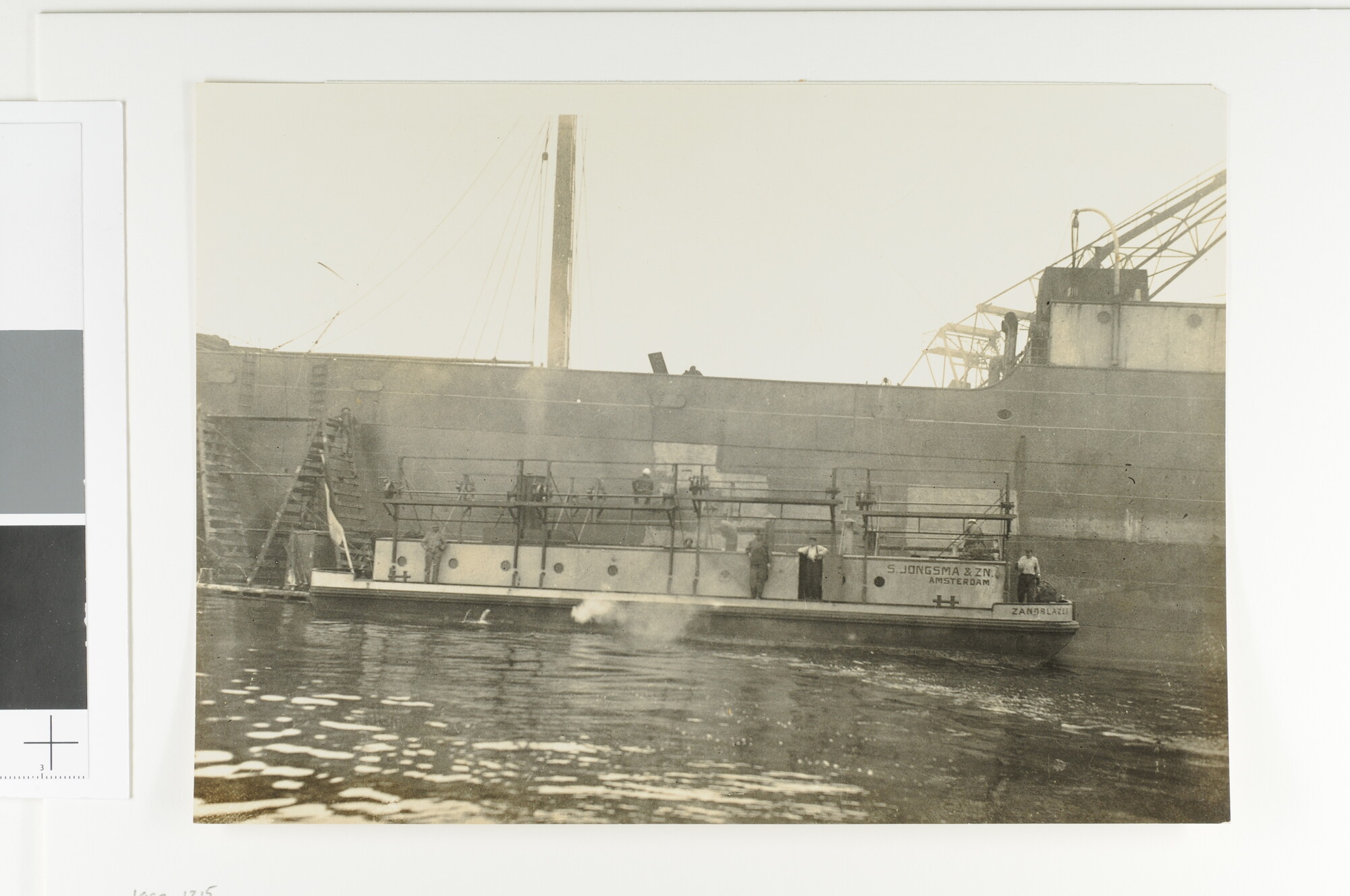 1992.1215; Demonstratie van het zandstralen van de huid van een schip aan boord van de zelfvoortstuwende 'Zandblazer no 1.' van de firma S. Jongsma en Zn (Amsterdam) [...]; fotoreportage