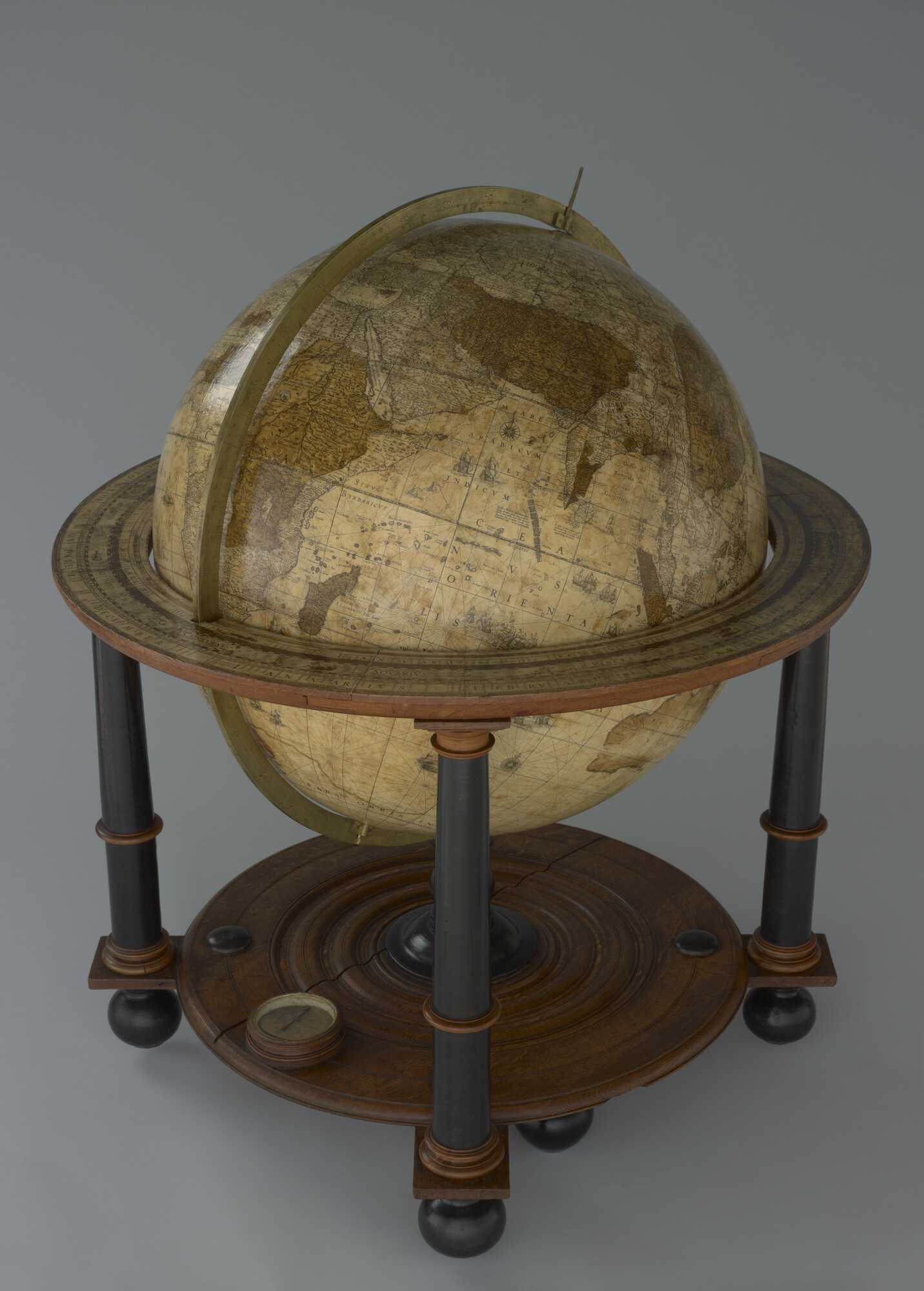 A.1224(01); Aardglobe van 68 cm. in doorsnede door Willem Jansz. Blaeu, 1645-1648; globe