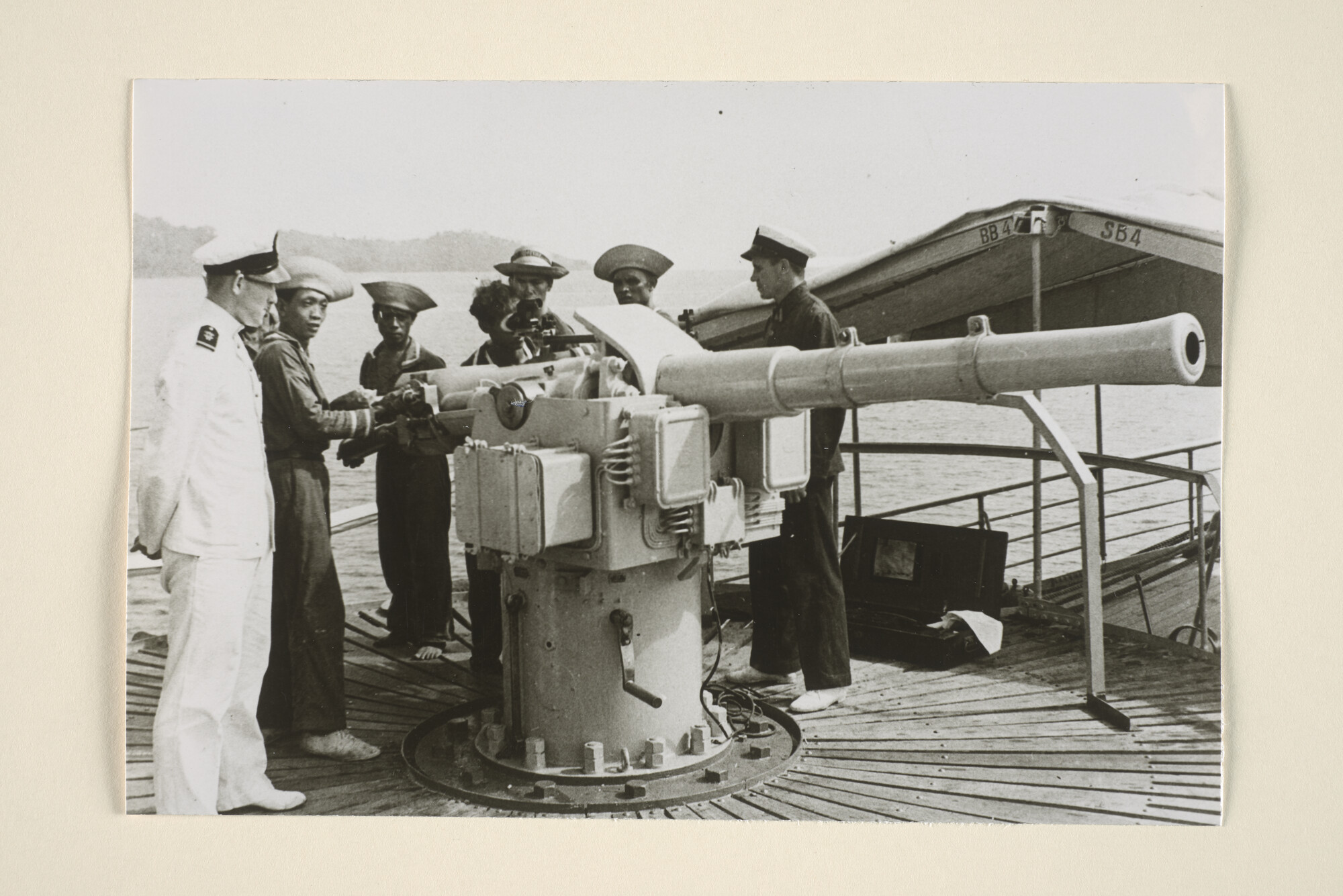 1995.5114; Geschutsexercitie door Indische matrozen met het 7.5 cm kanon aan boord van de 'Reiger' van de gouvernementsmarine, 1939; foto