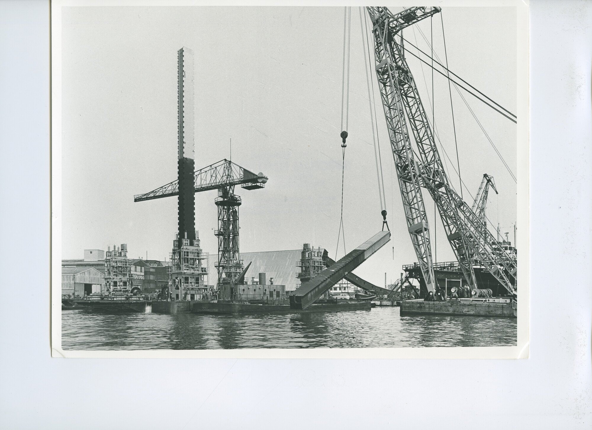 S.5621(01)0613; Foto van hefeiland "Rio ParanÃ¡".; foto
