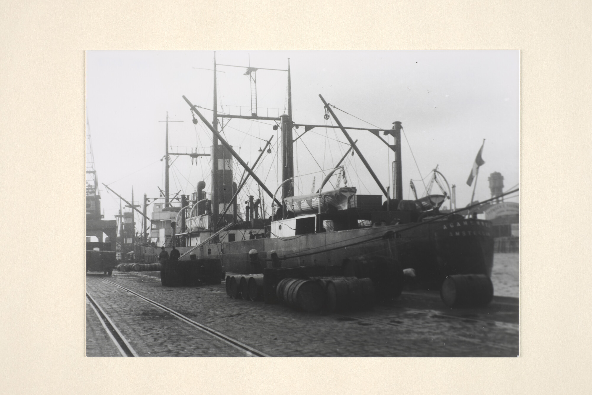 1995.6553; Het vrachtschip ss. 'Agamemnon' van de KNSM bezig met laden van goederen in de Lekhaven te Rotterdam [...]; foto