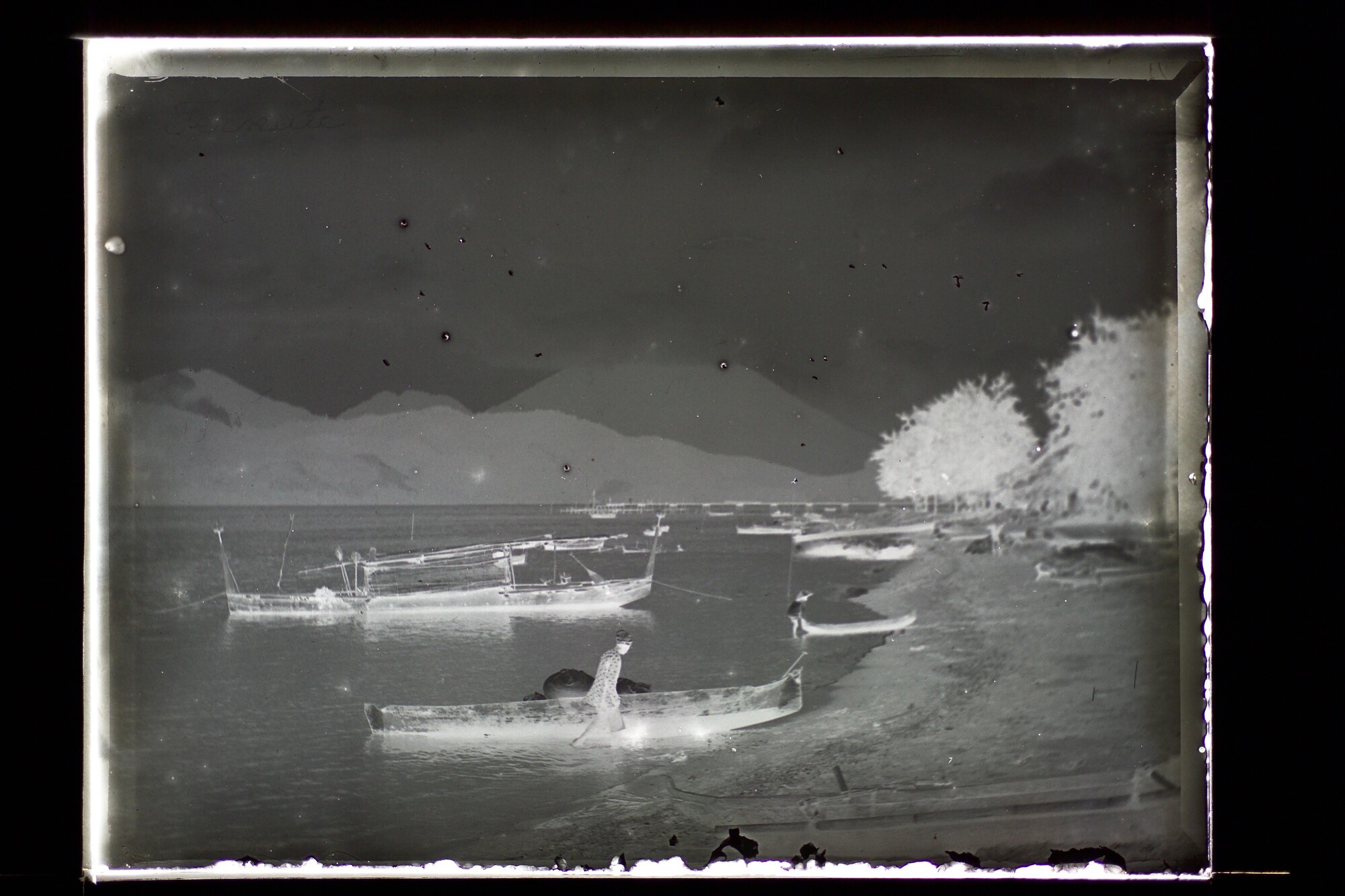 S.3319(186)a; Strand met prauwen te Ternate; negatief