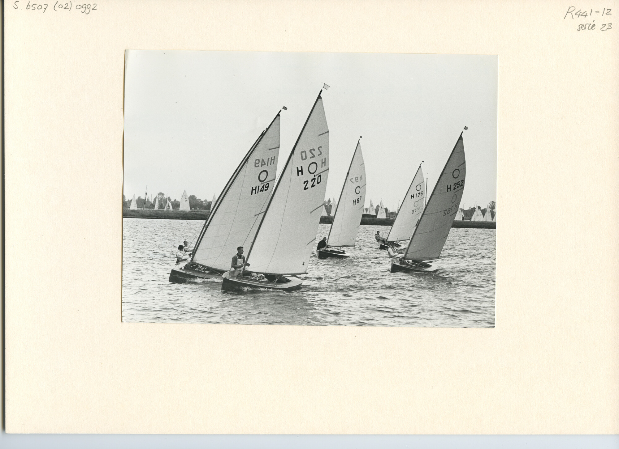S.6507(02)0992.01; Zwart-wit foto van de O-jollen-klasse op de Vinkeveense Plassen; foto