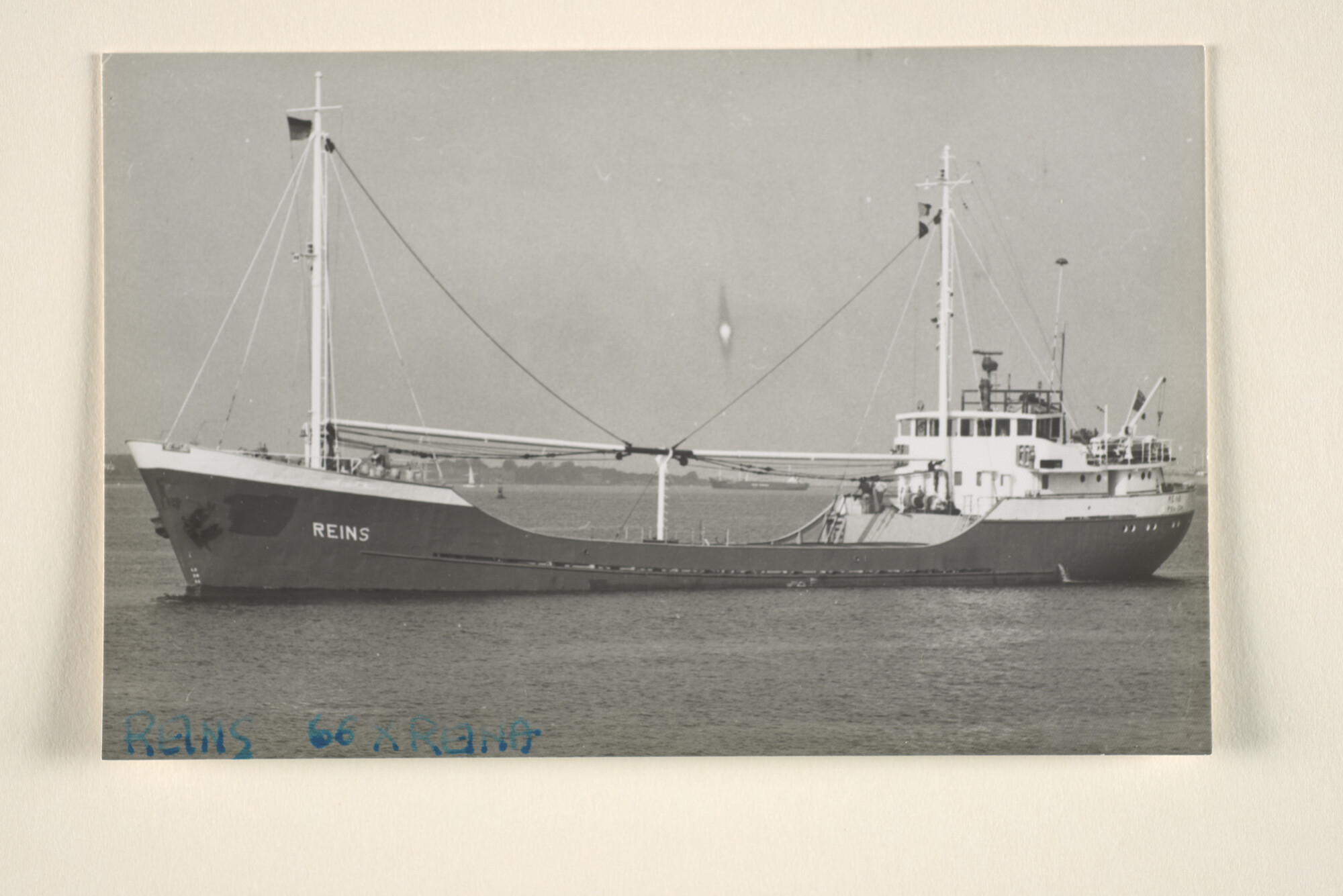 1996.2393; De onder Britse vlag varende coaster Reins (ex- Claudia) van J.R. Klein [...]; foto