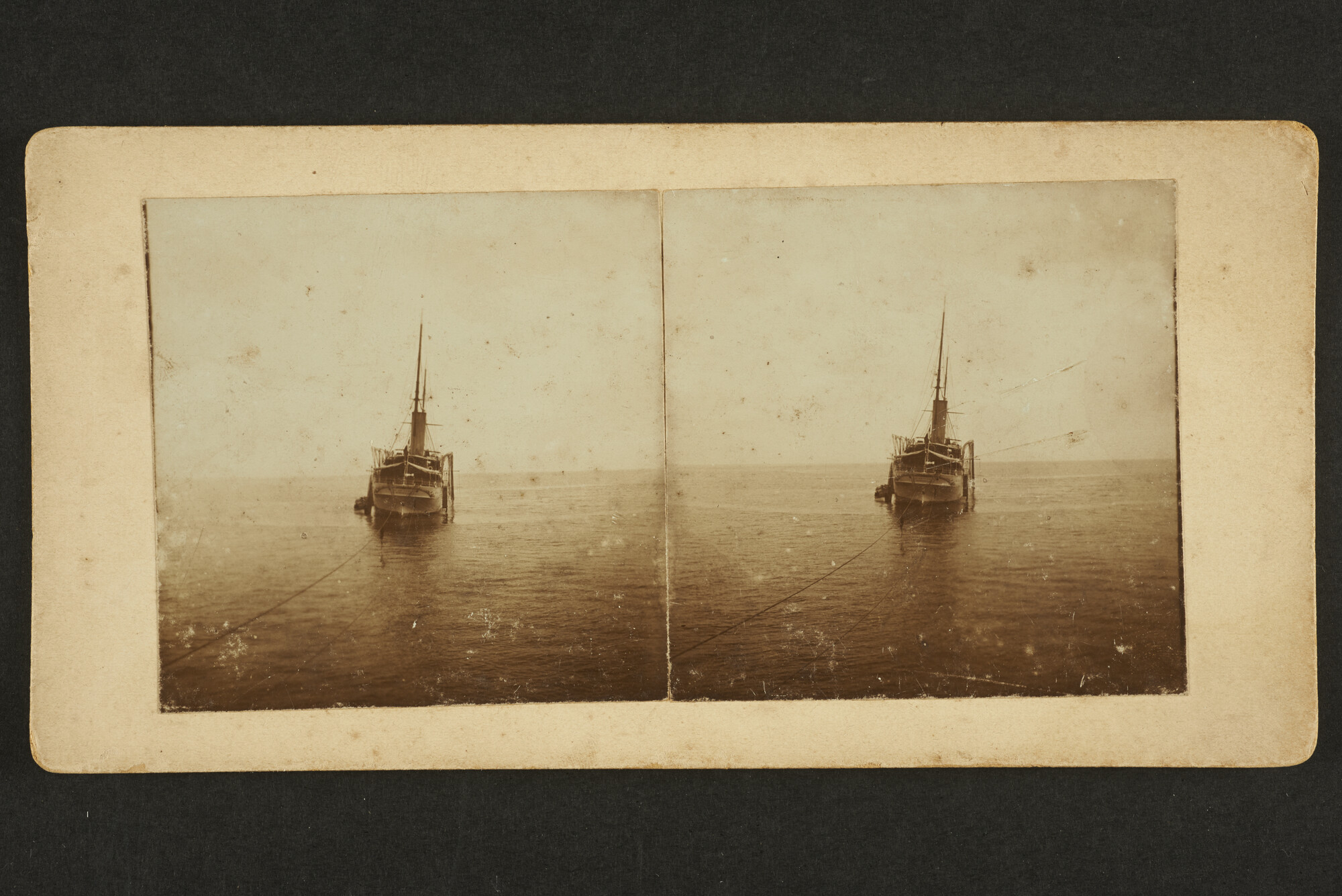 RS.0713(23); Het toeristenschip "Ile de France" wordt gesleept door Hr.Ms. Friesland; foto