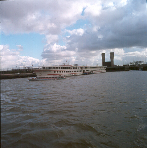 S.9100(7873); Dia van het Duitse Rijn cruiseschip ms. Deutschland van de KD Deutsche [...]; diapositief