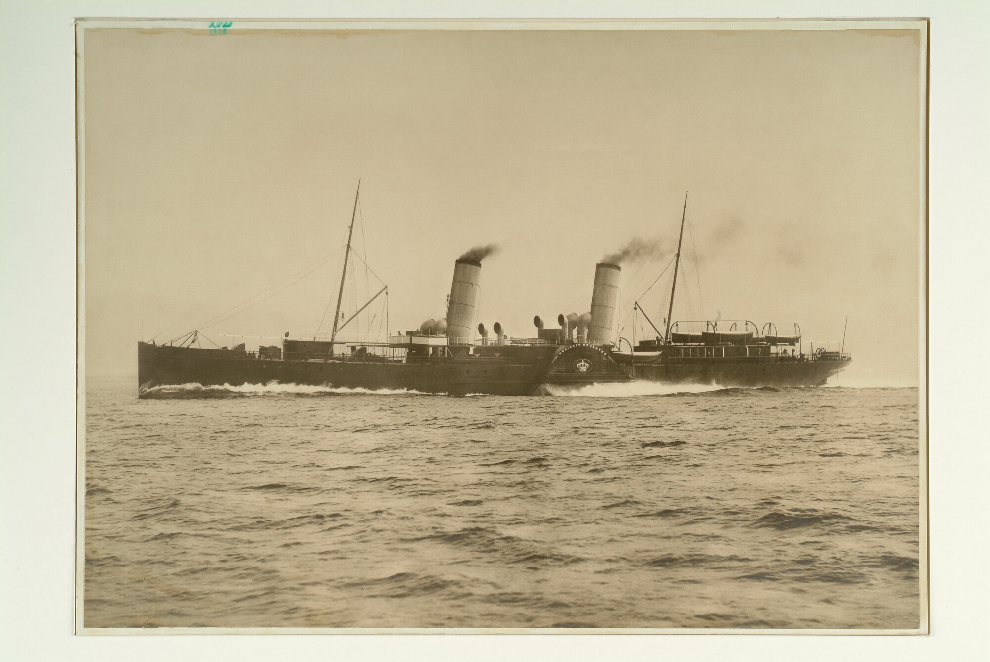 S.2547(05); Het raderstoomschip 'Koningin Regentes' onder stoom, gebouwd in 1895 bij Fairfield Shipbldg; foto
