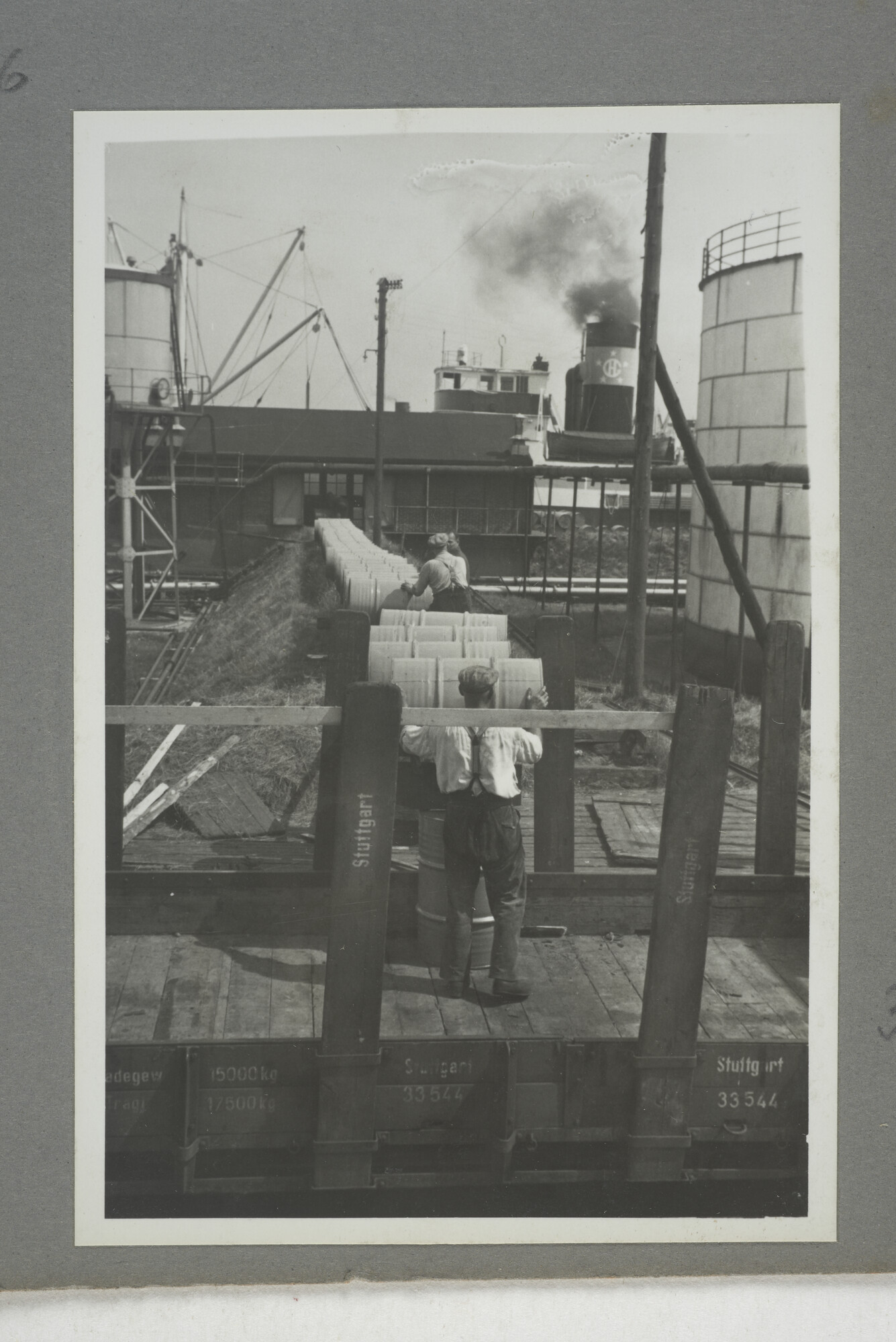 1998.2177; Omslag/ album met een grote hoeveelheid proeffoto's gemaakt door mw. A.M. Wolff-Koller in opdracht van de Gemeente Handelsinrichtingen in Amsterdam; omslag