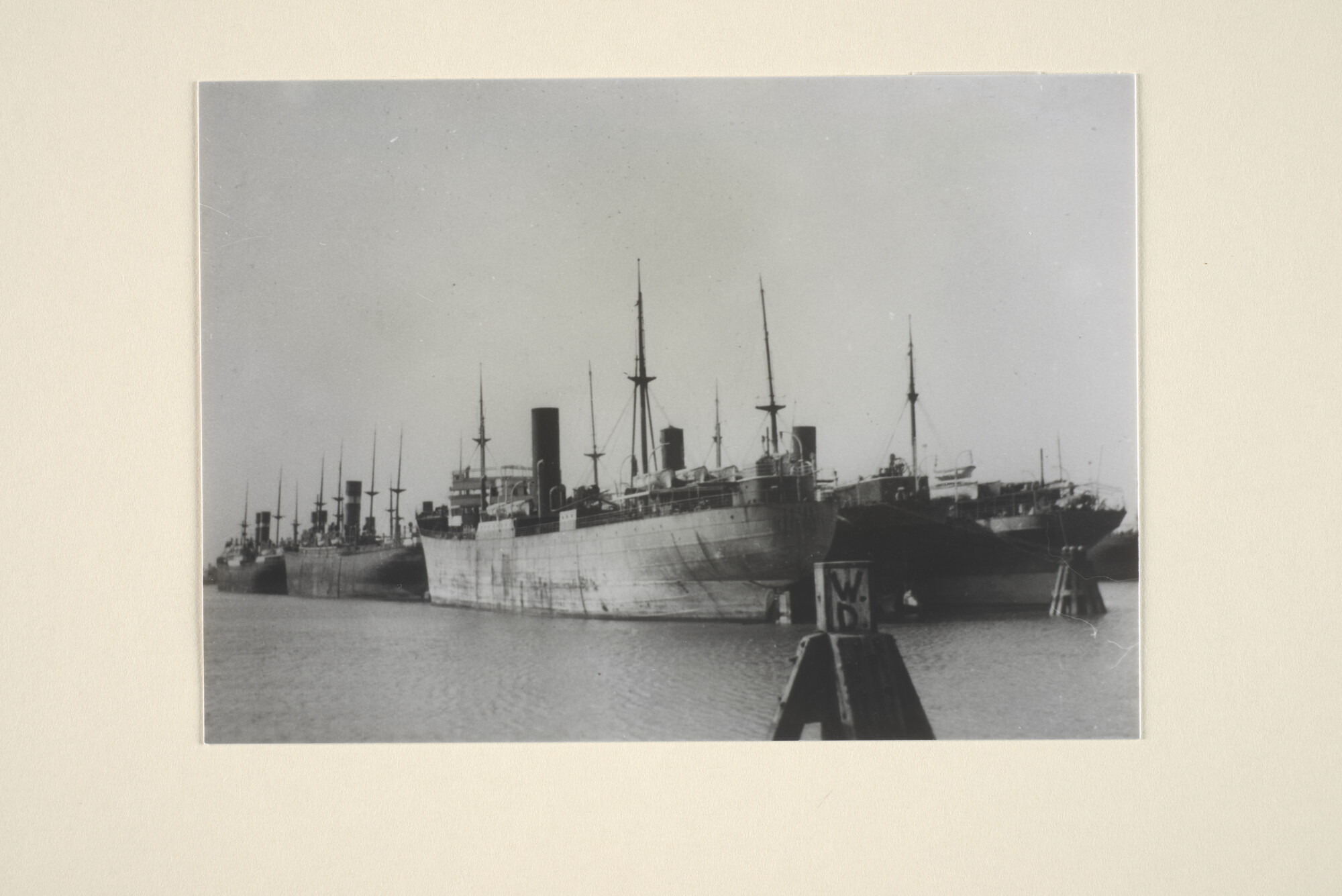 1995.5184; Het vrachtschip ss. 'Garoet' van de Rotterdamsche Lloyd opgelegd met ander schepen van de Rotterdamsche Lloyd te Rotterdam, omstreeks 1918; foto