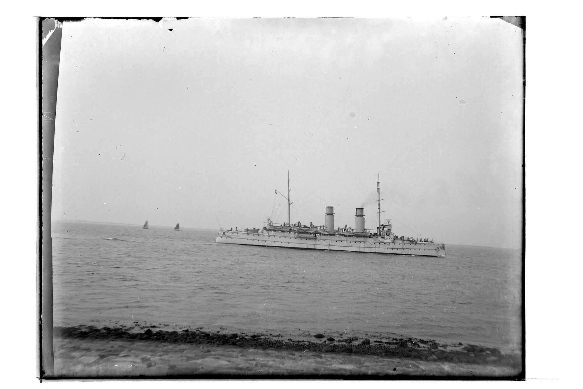 S.3319(251)a; Pantserdekschip Hr.Ms. 'Noordbrabant', varend onder de kust bij Den Helder; negatief