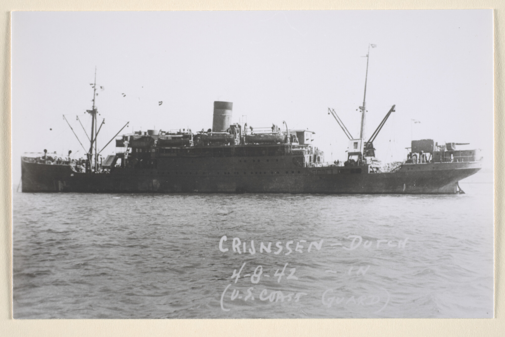 1995.6652; Het tot troepentransportschip omgebouwde vracht-passagiersschip ms. Crijnssen van de KNSM; foto