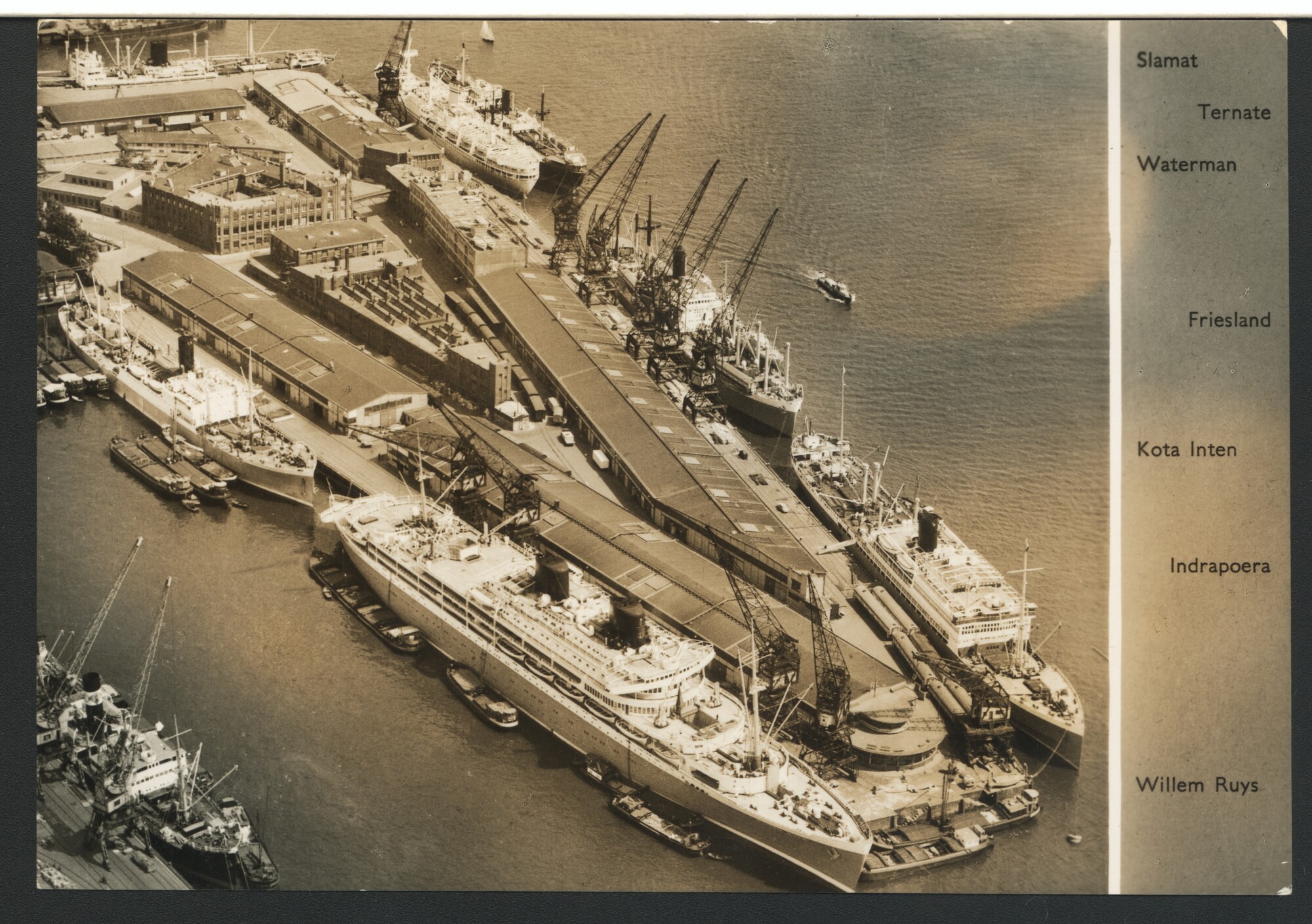 A.4509(133); Luchtfoto van de etablissementen van de Koninklijke Rotterdamsche Lloyd NV te Rotterdam; prentbriefkaart