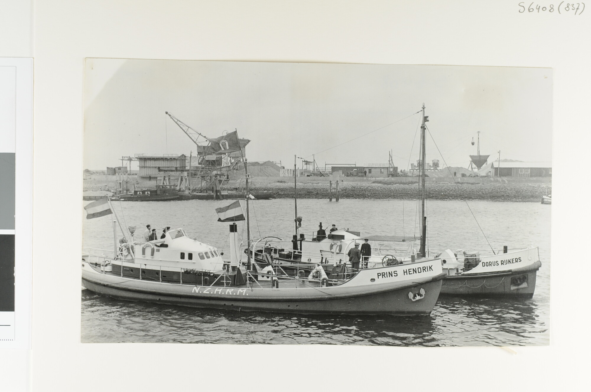 S.6408(0837); De 'oude' motorreddingboot 'Dorus Rijkers' en haar plaatsvervanger de mrb; foto