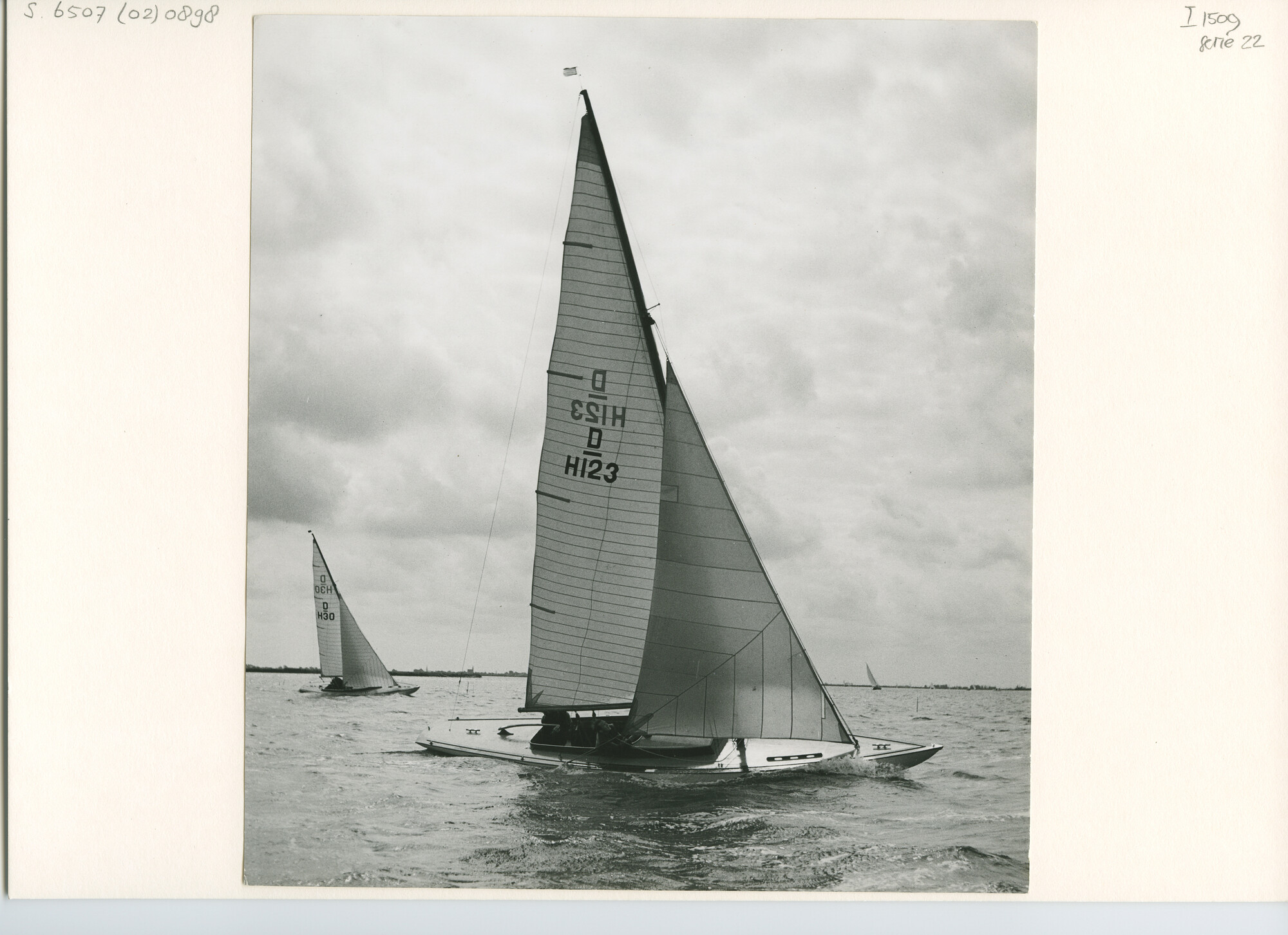 S.6507(02)0898.08; Zwart-wit foto van de Drakenklasse op het Alkmaardermeer; foto