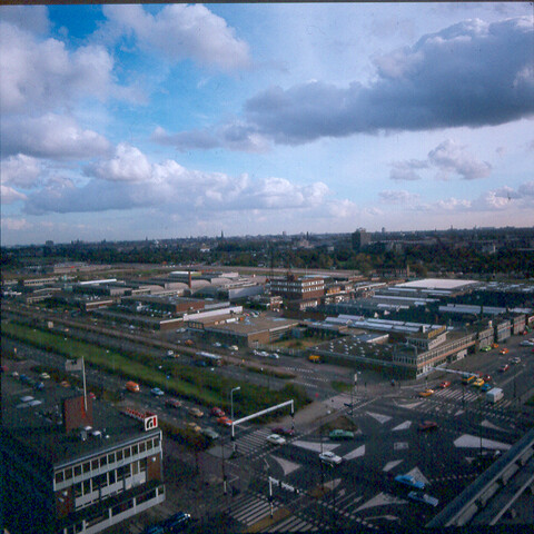 S.9100(8724); Dia met overzicht industriegebied Sloterdijk, op achtergrond de stad; diapositief