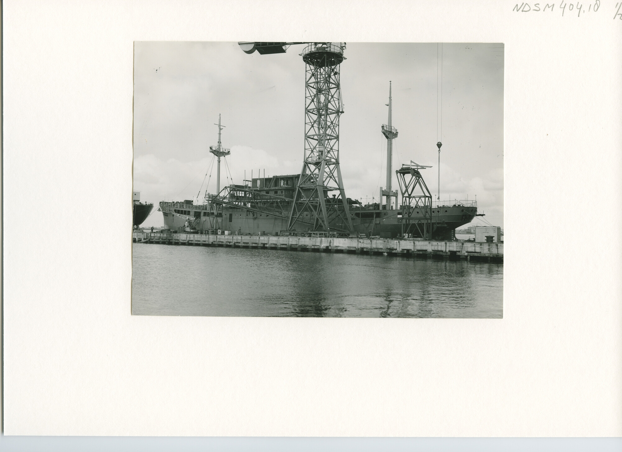 S.5444(1725)1; Foto van ms. Kaloekoe afgemeerd aan de afbouwkade; foto