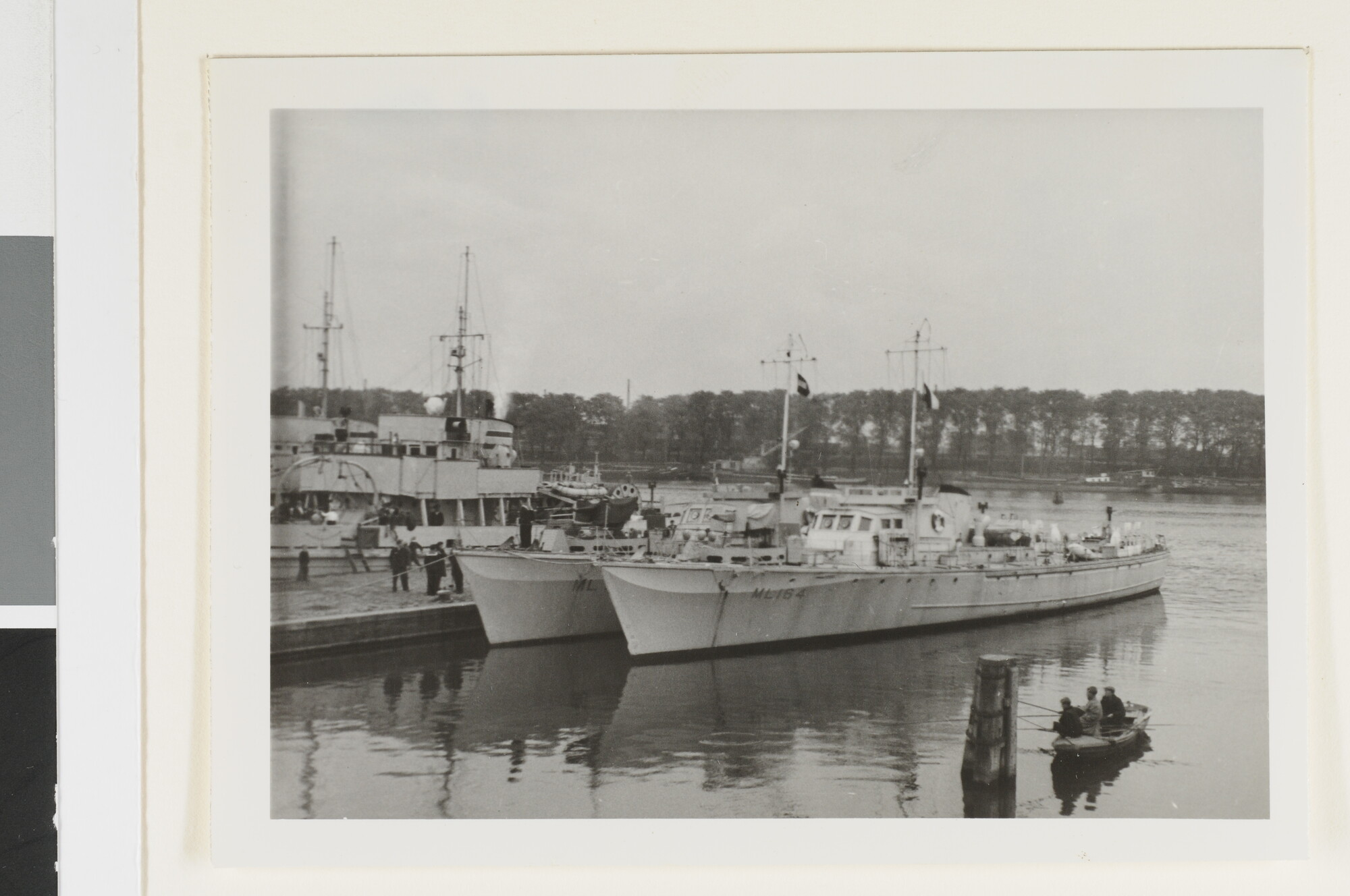 S.8340(23); De ML 164 en de ML 260, Motor Launch type MSI, aan een steiger met andere [...]; foto