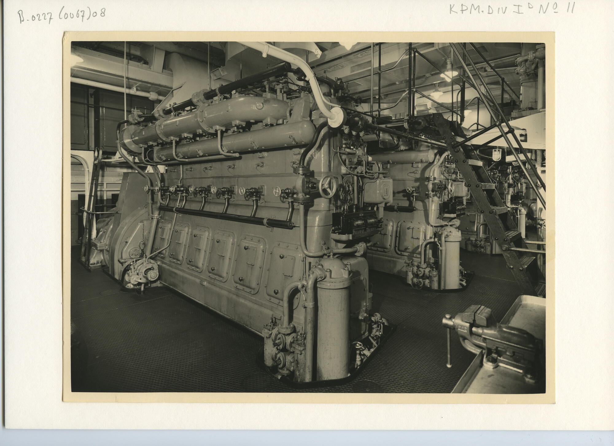 B.0227(0067)08; Detailfoto van de hulpmotoren van het ms "Boissevain"; foto