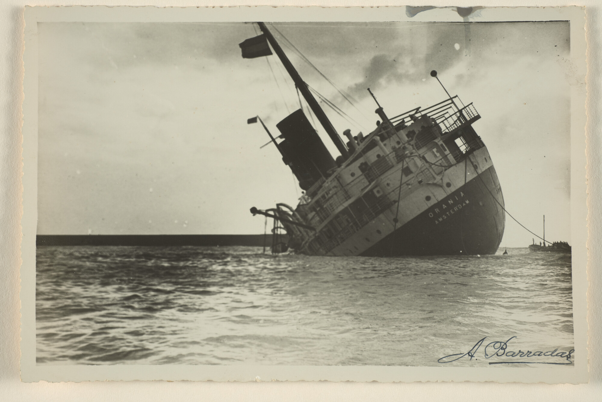 1995.5502; De ondergang van het ss. Orania, aangevaren in de haven van Leiscoes door [...]; foto