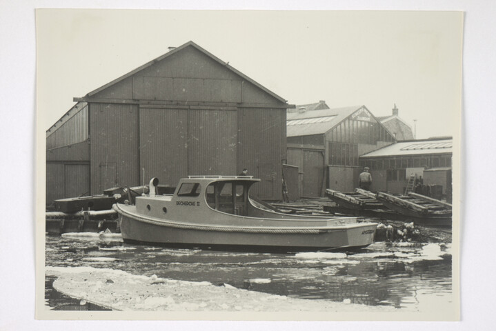 1992.1103; De motorsleepboot 'Recherche II' (voor de KNSM) liggende voor de werf; foto