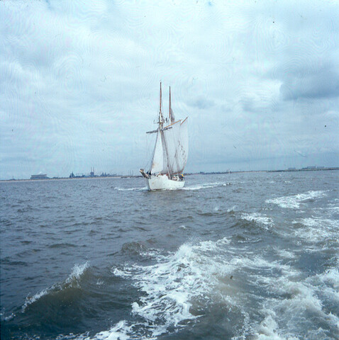 S.9100(4162); Dia van de Zweedse 2-mast gaffelschoener Falken bij een bezoek aan de haven van Amsterdam [...]; diapositief