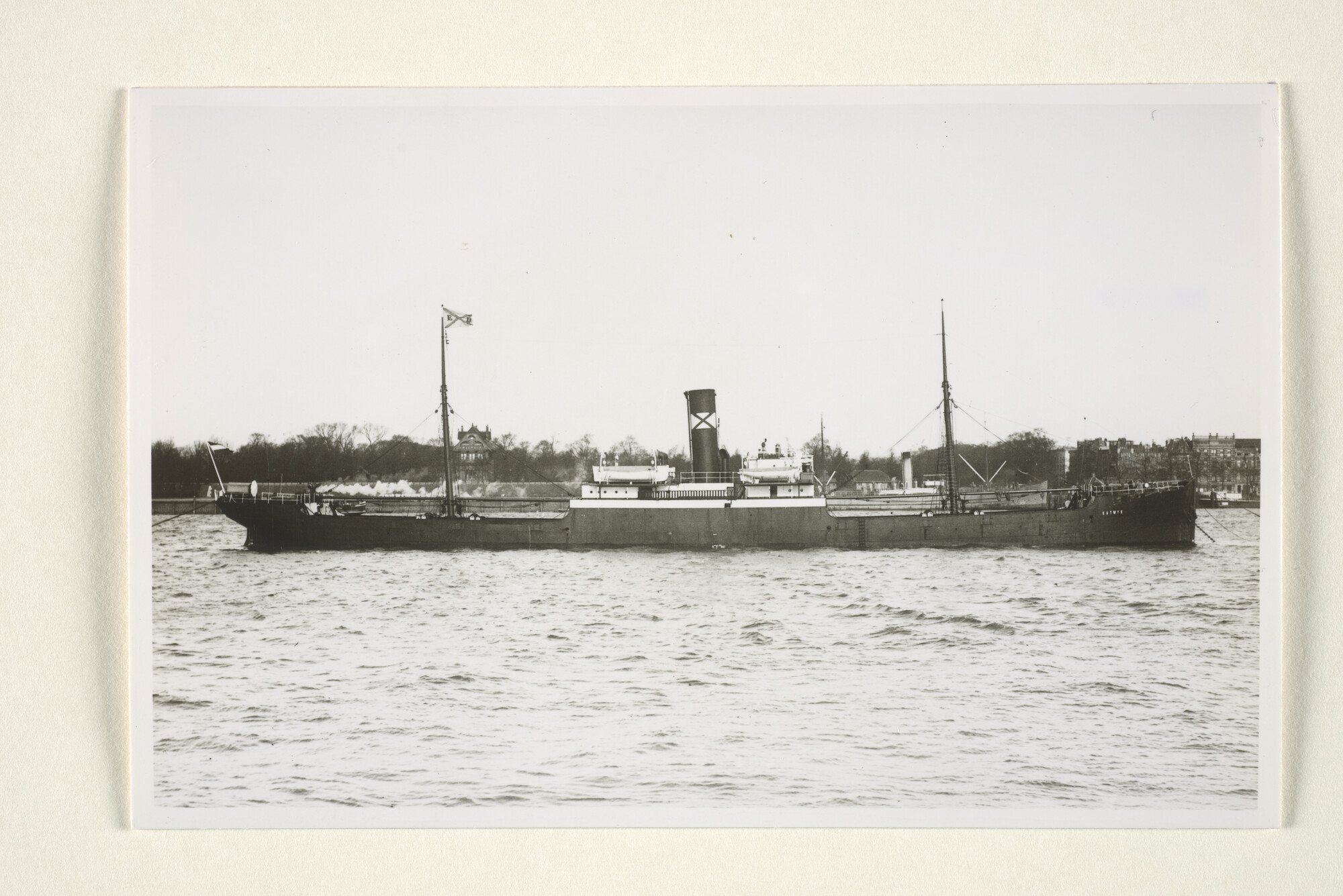 1997.1096; Het vrachtschip ss. 'Katwijk' van de Stoomvaart Maatschappij Katwijk (Erhardt & Dekkers) ligt voor anker in de Rotterdamse haven; foto