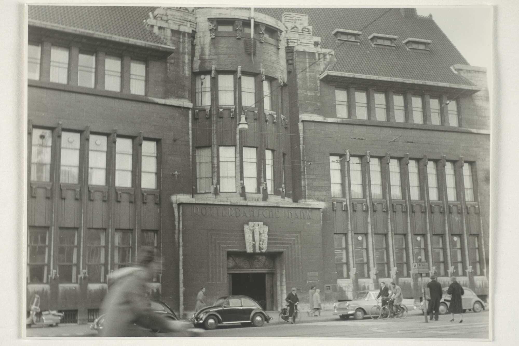 S.5621(01)0990; Foto van bankgebouwen na overname door de bezetting.; foto