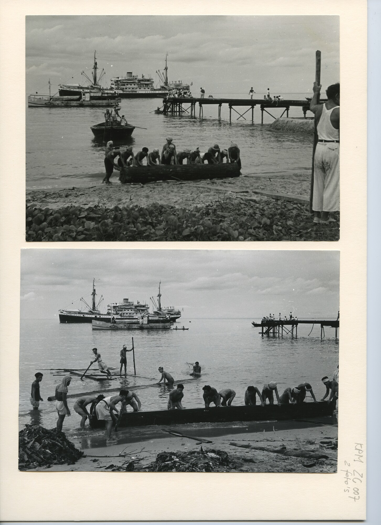 B.0227(1631)02; Het lossen van tropisch hout uit ms. Kasimbar op het strand te Goenoeng [...]; foto