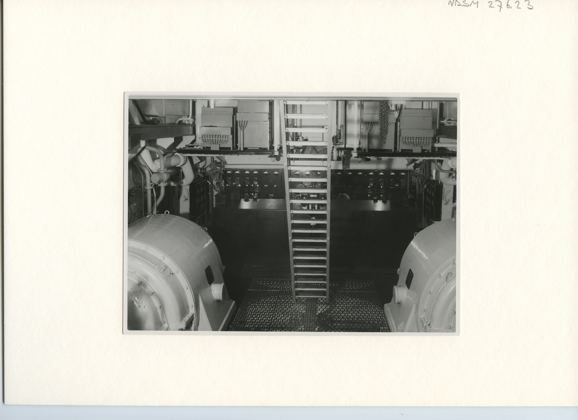 S.5444(1518)11; Interieurfoto van de machinekamer van het passagiersschip tes Viacheslav Molotov; foto