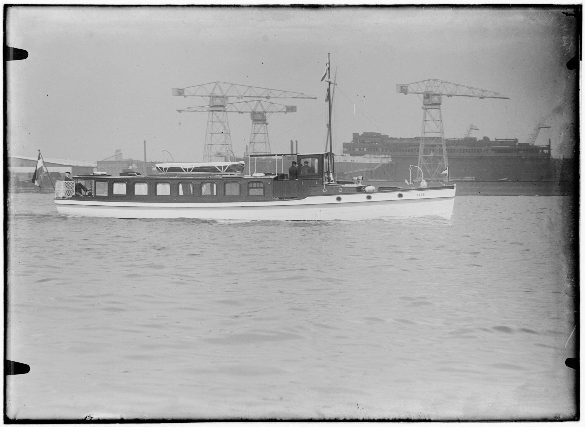 2018.1288; Glasnegatief van motorjacht Iris (1911) varend op de Nieuwe Maas; glasnegatief