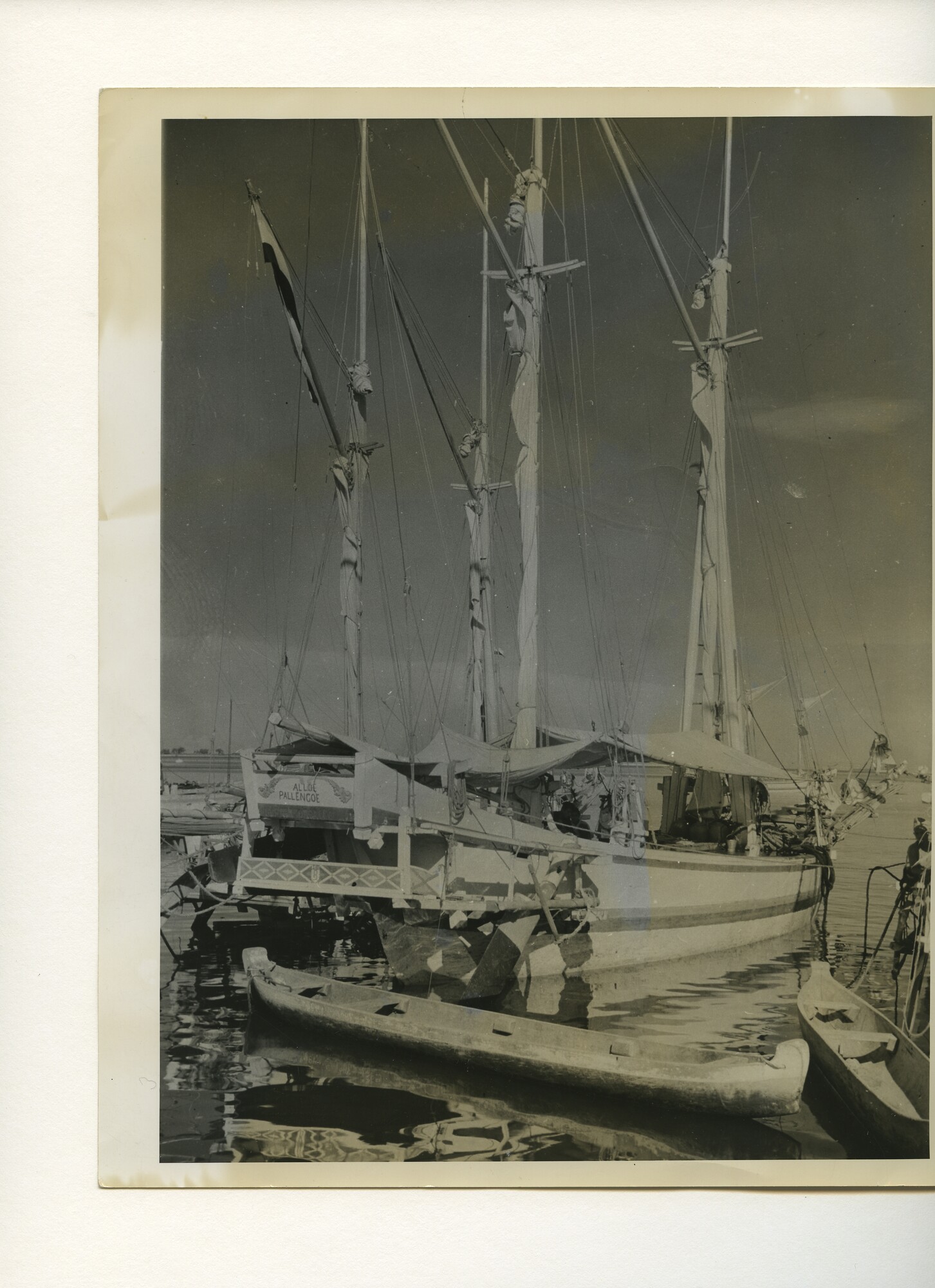 B.0227(1103); De 'zeilprauw' 'Alloe Pakllengoe' afgemeerd in Makassar (Celebes); foto