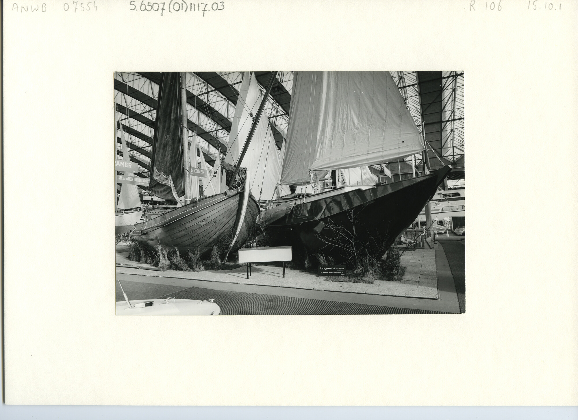 S.6507(01)1117.03; Foto van de HISWA 1964: transport van het 22,50 meter lange motorjacht Caravelle II; foto