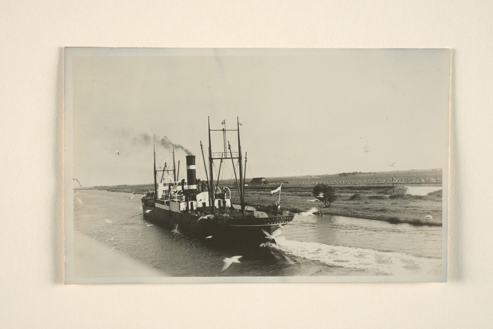 1995.6935; Het vrachtschip ss. 'Saturnus' van de KNSM gezien in het Noordzeekanaal (Achteraanzicht); foto