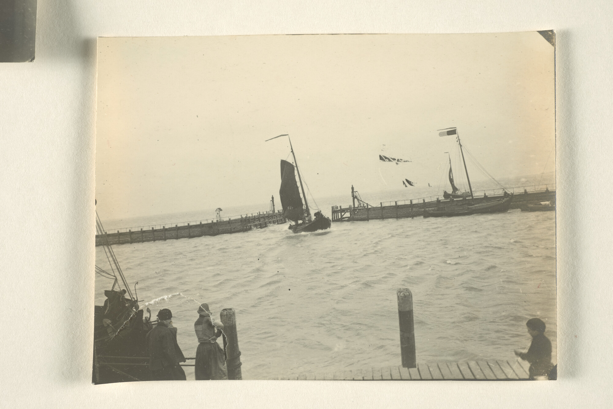 1997.1196; De haven van Volendam bij stormachtig weer rond 1912; fotoreportage