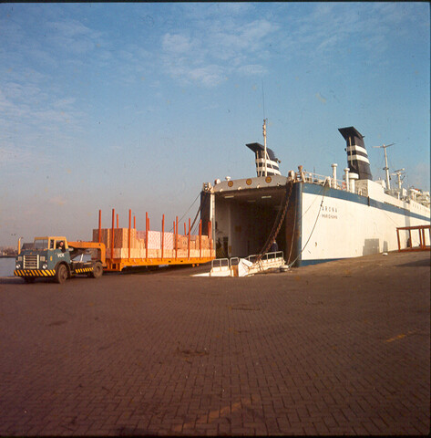 S.9100(7658); Dia van VCK-truck (dieplader) met hout uit het Finse Ro-Ro-schip ms. Arona [...]; diapositief