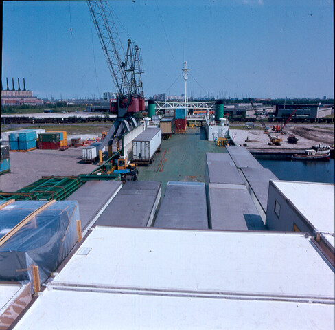 S.9100(8867); Dia van het Ro-Ro schip 'Abha' uit Willemstad (Nederlandse Antillen); diapositief