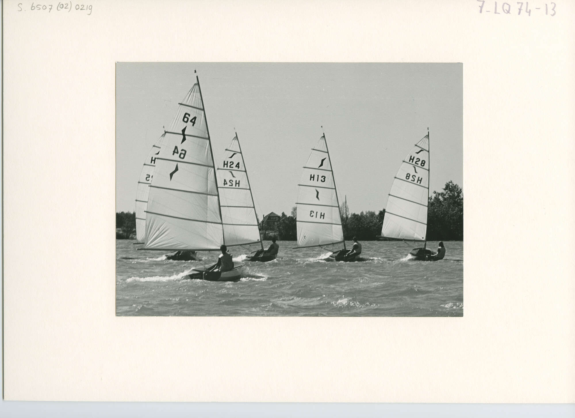S.6507(02)0219.03; Zwart-wit foto van de Solo-klasse tijdens de Goudse Zeilweek met flinke wind; foto