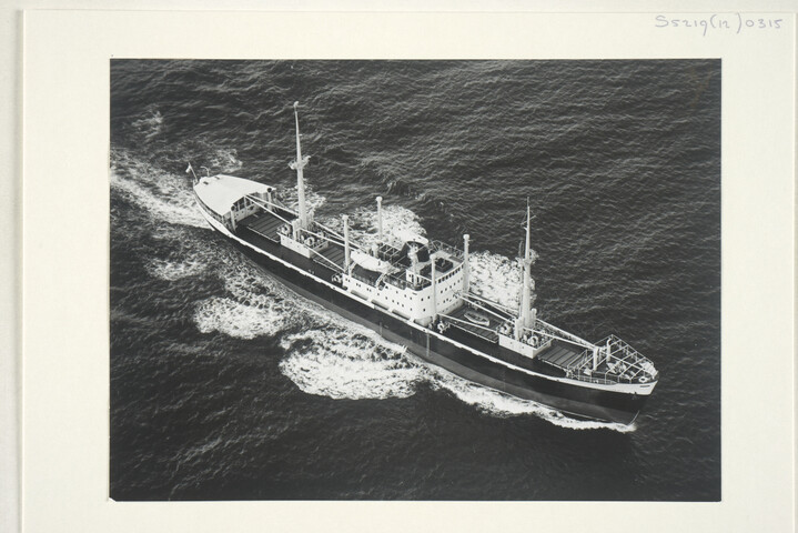 S.5219(12)0315; Foto's van de proeftocht van het vrachtschip ms. 'Togokust' gebouwd op de dwarshelling van de ASMmet hoge vaart op zee; fotoreportage