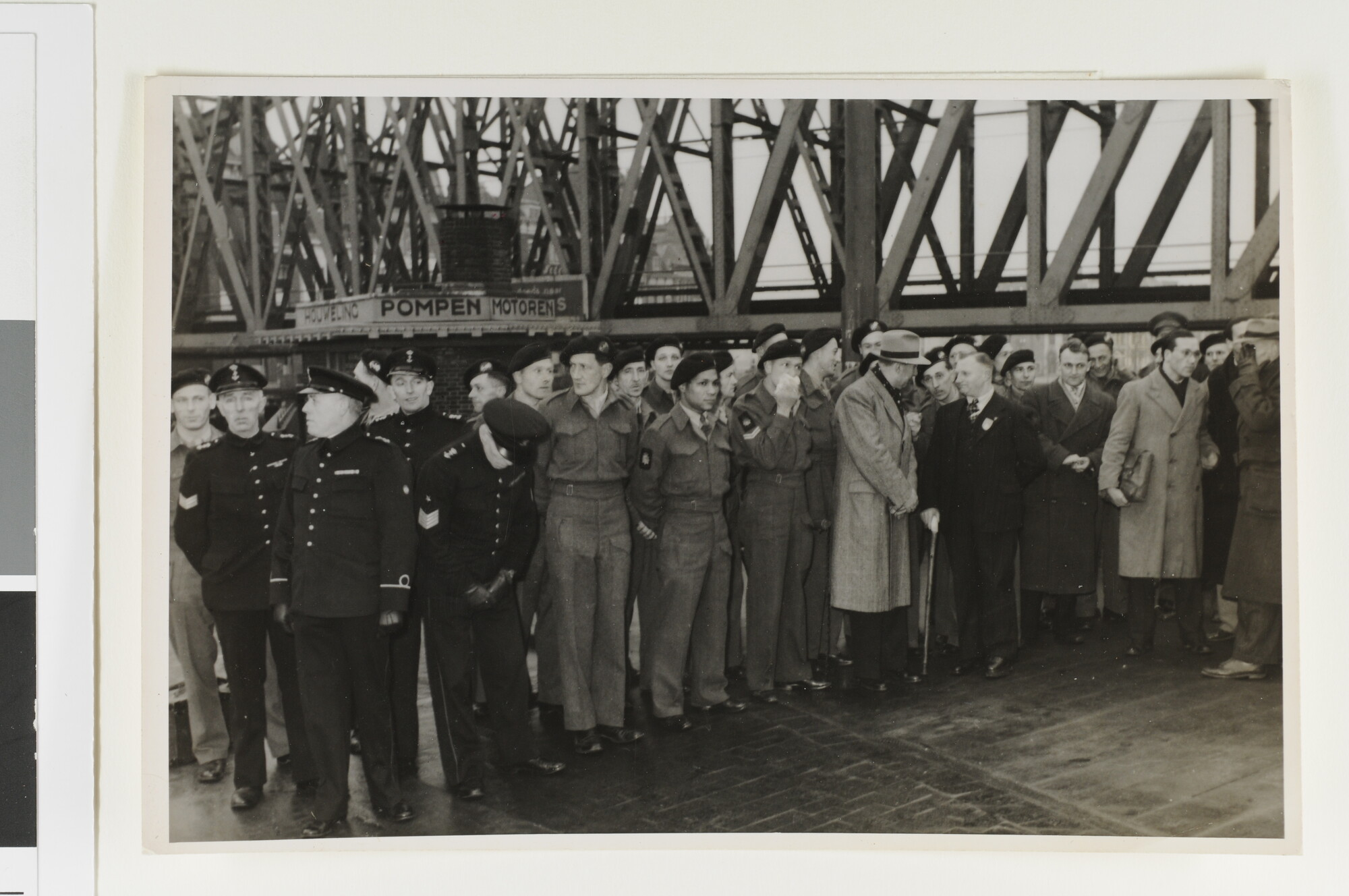 1992.1525; Kranslegging door Lt.adm. C.E.L. Helfrich bij de Maasbruggen ter herdenking [...]; foto