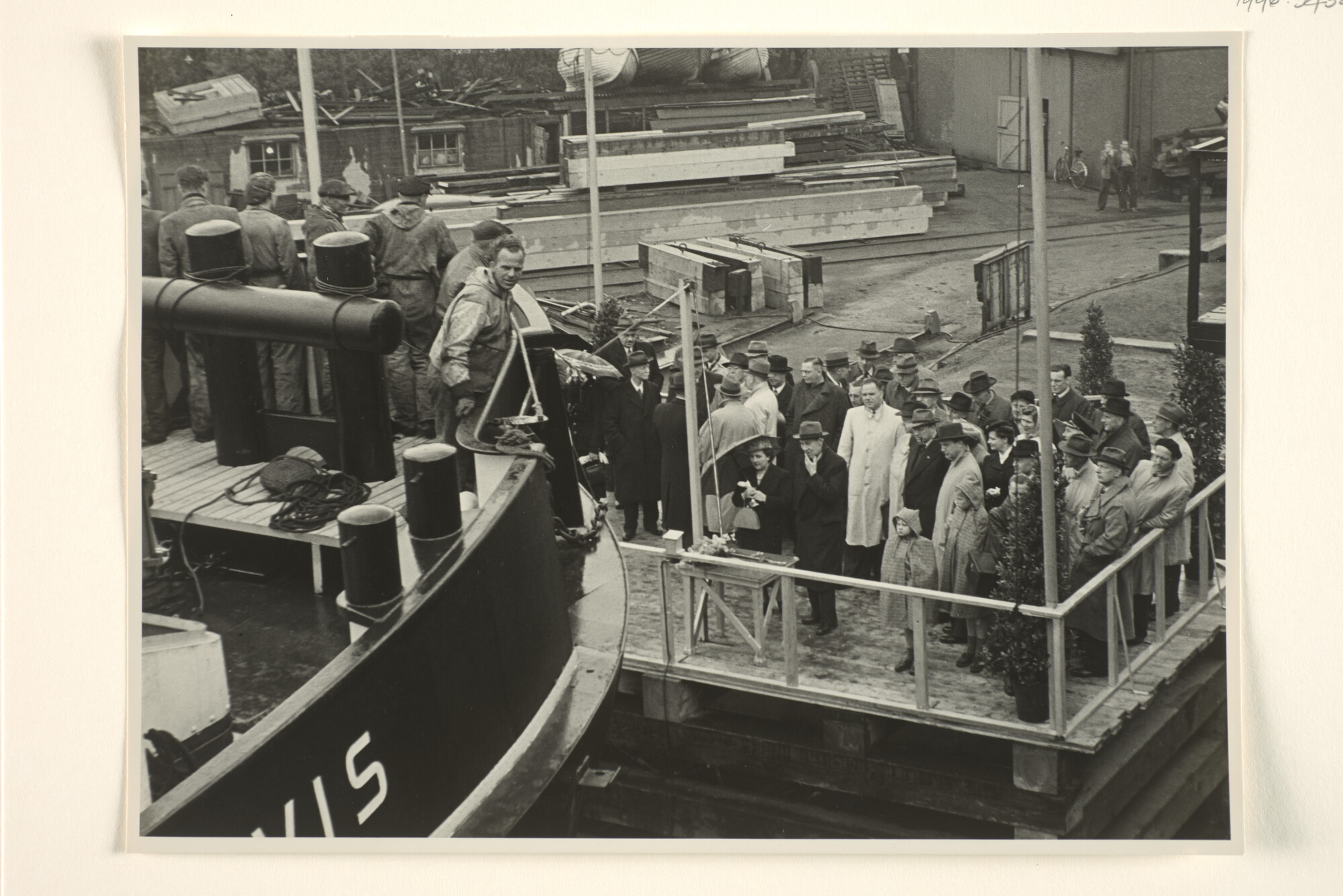 1996.3432; Foto's van de tewaterlating van de ijsbreker ms. 'Walvis' eigendom van Vereniging Algemeene Scheepvaart Belangen te Amsterdam bij scheepswerf Verschure & Co; fotoreportage