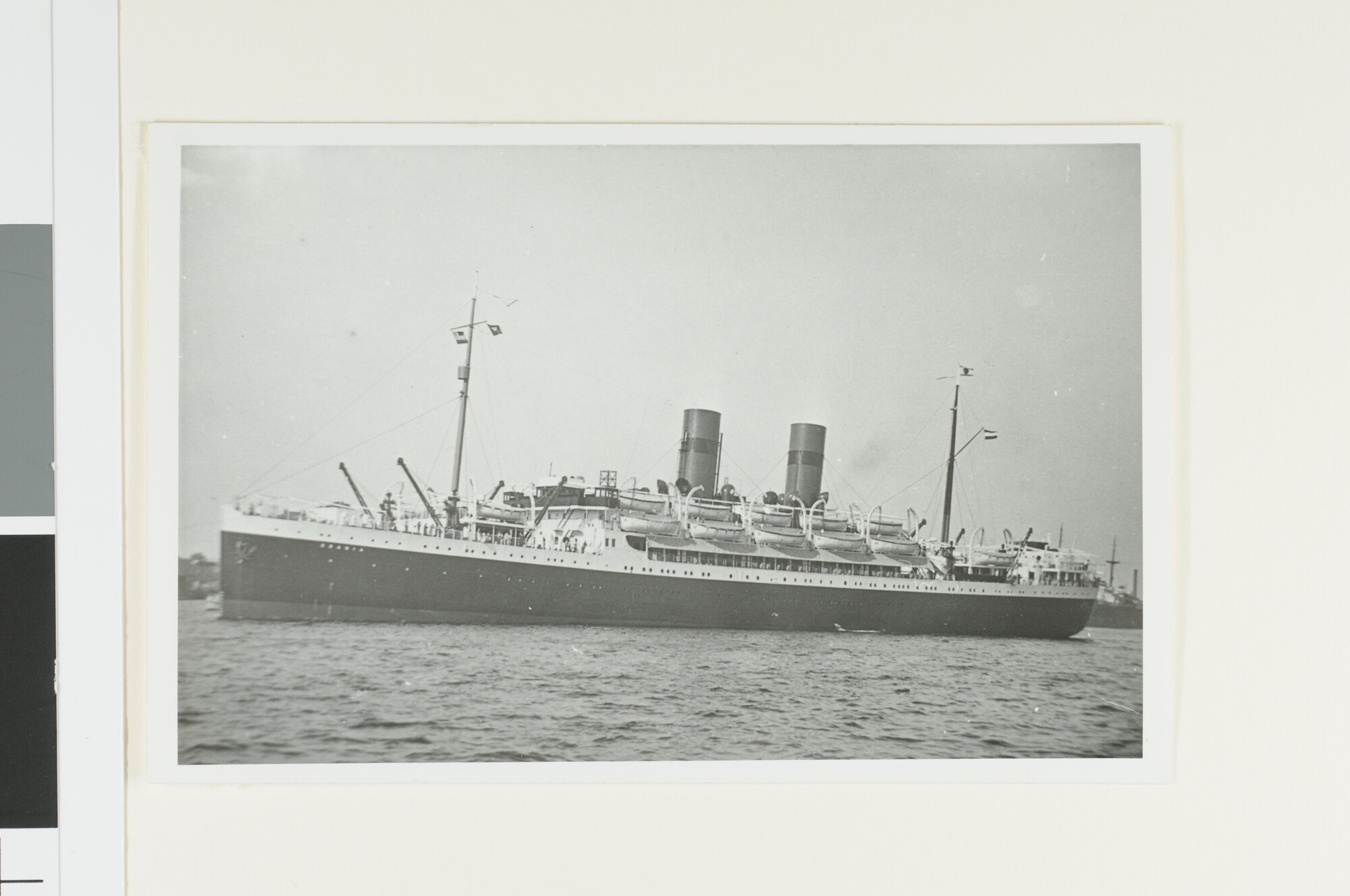 A.4252(09); Het passagiersschip ss. 'Orania' van de Koninklijke Hollandsche Lloyd wordt naar zee gesleept; foto