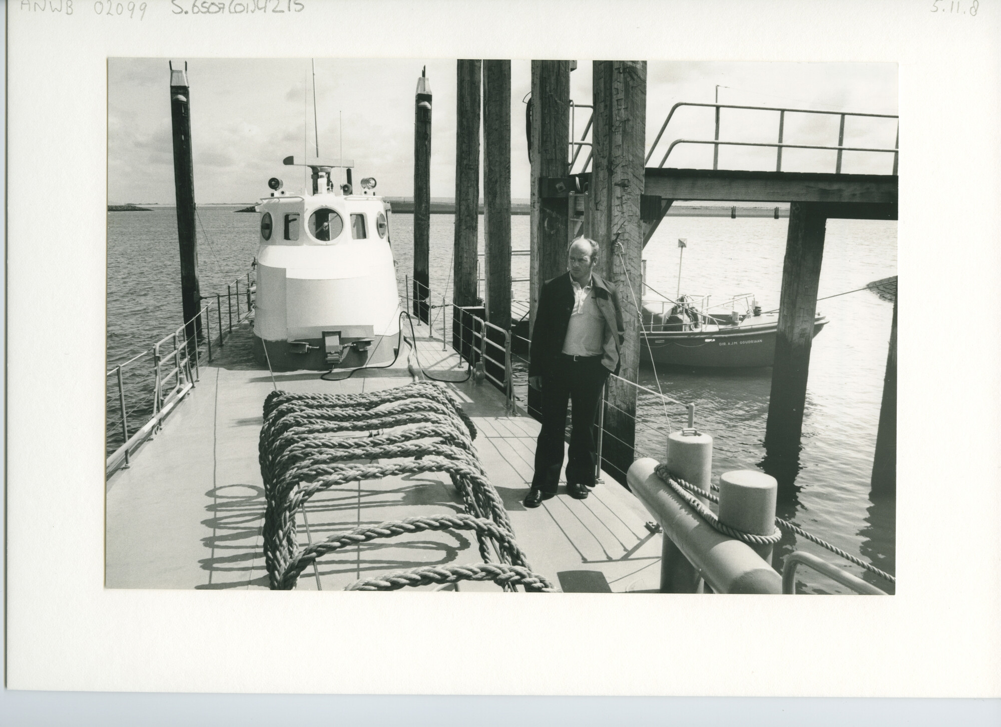 S.6507(01)4215; Motorreddingboot De Zeemanspot afgemeerd langszij een steiger te Stellendam met daarachter de reddingvlet Dir. A.J.M. Goudriaan; foto