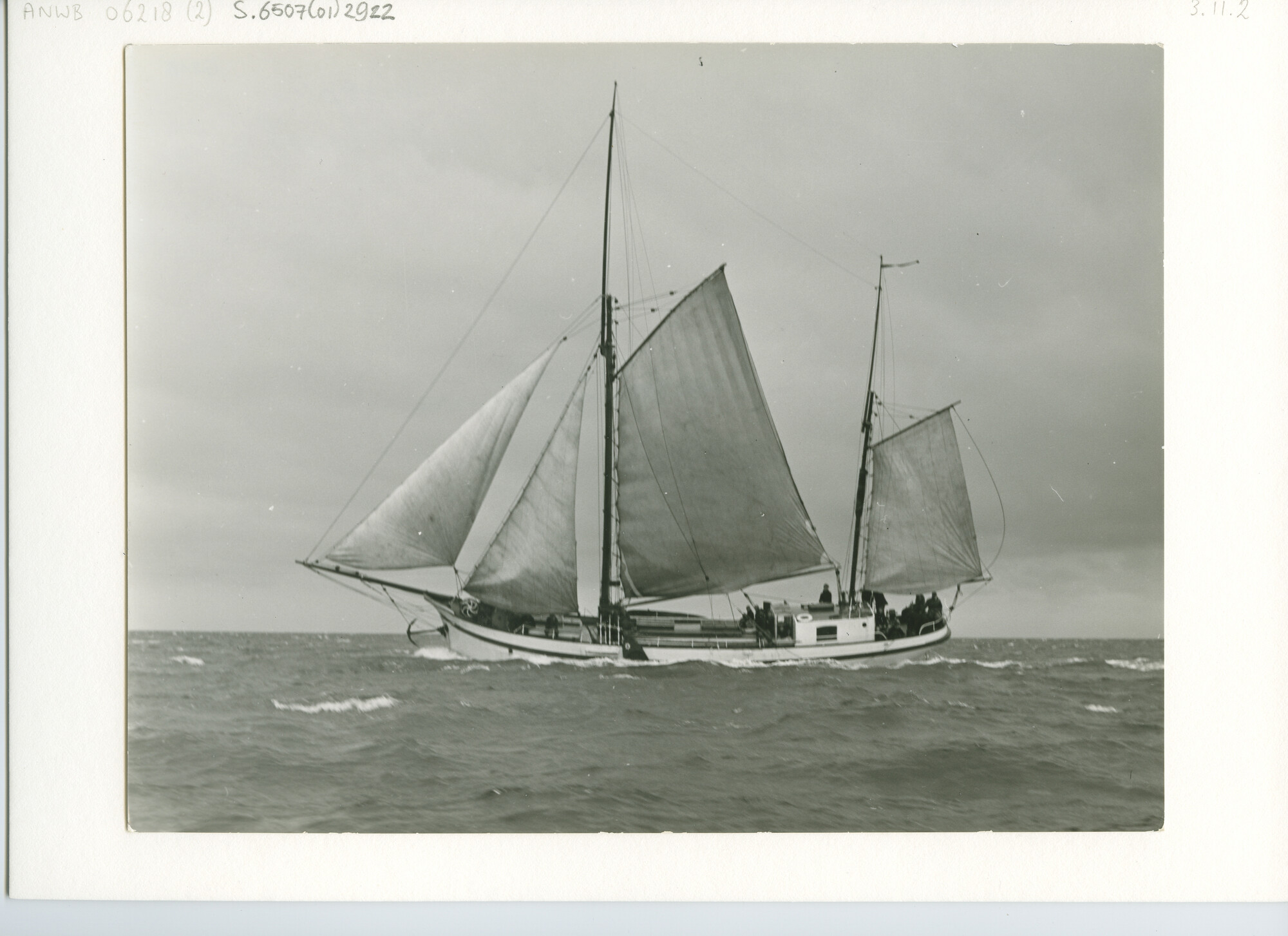 S.6507(01)2922; De wit geschilderde tweemastklipper met roef Lichtstraal aan de wind op open water onder kluiver, fok, grootzeil en bezaan; foto